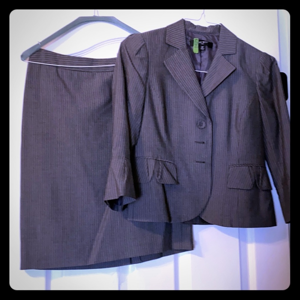 Feminine details gray pinstripe suit set outfit